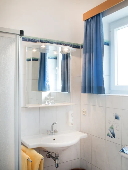 Badezimmer im Einbettzimmer im Hotel Gasthof Scheer