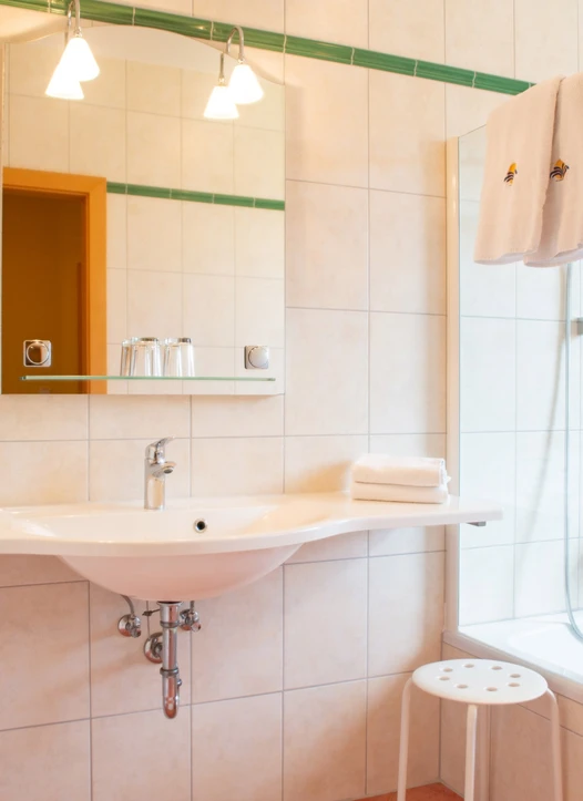 Badezimmer im Blumenzimmer im Hotel Gasthof Scheer