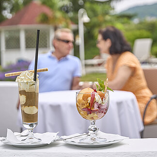 Eiskreationen am Garten-Pool im Hotel Scheer in Bad Gleichenberg.