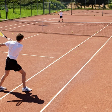 Tennisspiel am Tennisplatz vom Hotel Gasthof Scheer