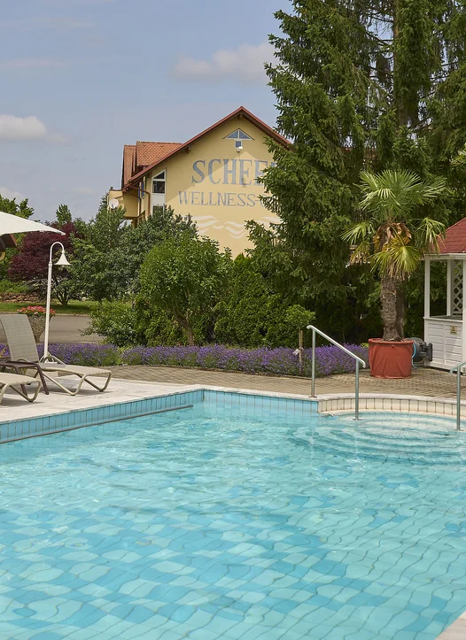 Garten Pool im Hotel in Bad Gleichenberg.