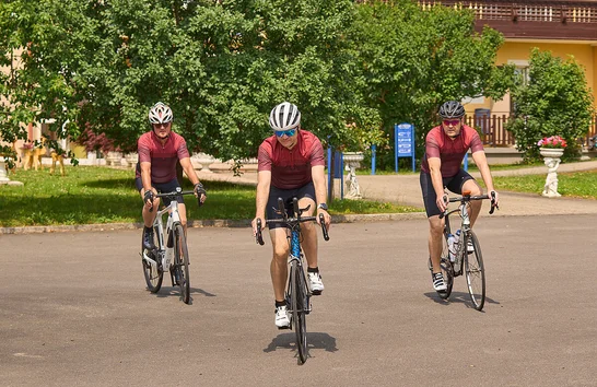 Sportliche Urlaubstage mit dem Rad Gruppe Radfahrer, egal ob mit Rennrad oder E-Bike unterwegs, in der Region um Bad Gleichenberg.