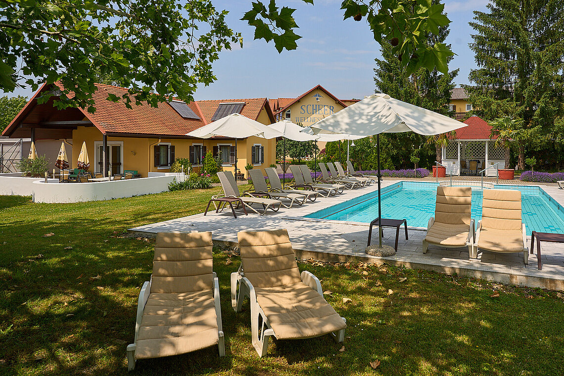 Der Außenbereich mit Pool im Garten des Hotels Scheer in Bad Gleichenberg.