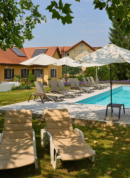 Der Außenbereich mit Pool im Garten des Hotels Scheer in Bad Gleichenberg.