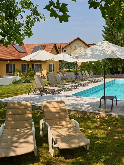 Sportliche Urlaubstage mit dem Rad Der Außenbereich mit Pool im Garten des Hotels Scheer in Bad Gleichenberg.