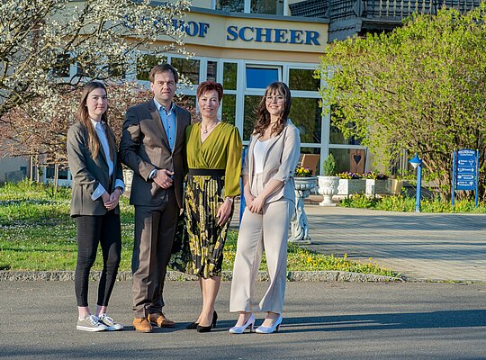 Monika und Stefan mit Laura und Katharina im Hotel Gasthof Scheer
