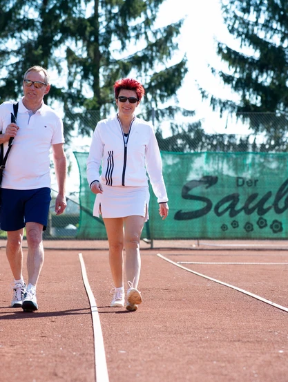 Paar am Tennisplatz vom Hotel Gasthof Scheer im steirischen Thermenland
