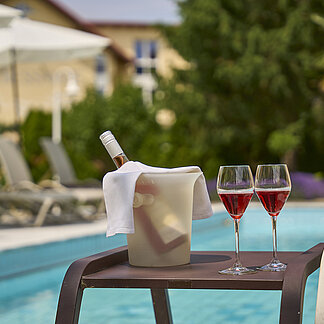 Sekt am Garten-Pool im Hotel Scheer in Bad Gleichenberg ein perfektes Urlaubsangebot.