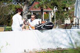 Paar im Clubhaus beim Tennisplatz vom Hotel Gasthof Scheer