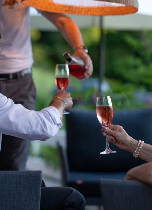 Es ist gedeckt Aperitif im Garten im Hotel Gasthof Scheer in Bad Gleichenberg.