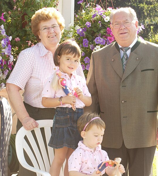 Emma und Rudolf Scheer mit Laura und Katharina im Hotel Gasthof Scheer