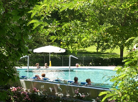 Outdoor Pool in der Therme der Ruhe in Bad Gleichenberg