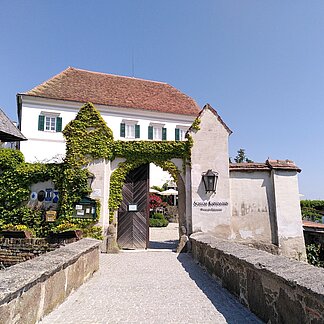 Schloss Kapfenstein als Ausflugsziel im Hotel Gasthof Scheer Schloss Kapfenstein als Ausflugsziel im Hotel Gasthof Scheer