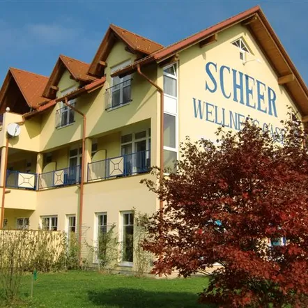 Hotelansicht im goldenen Herbst im Gasthof Hotel Scheer.