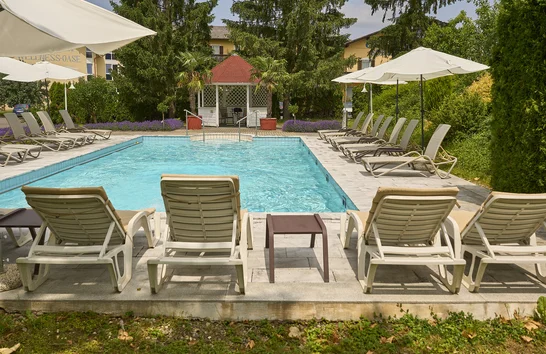Pool im Garten mit bis zu 35°C im Sommer direkt am Hotel Scheer in Bad Gleichenberg.